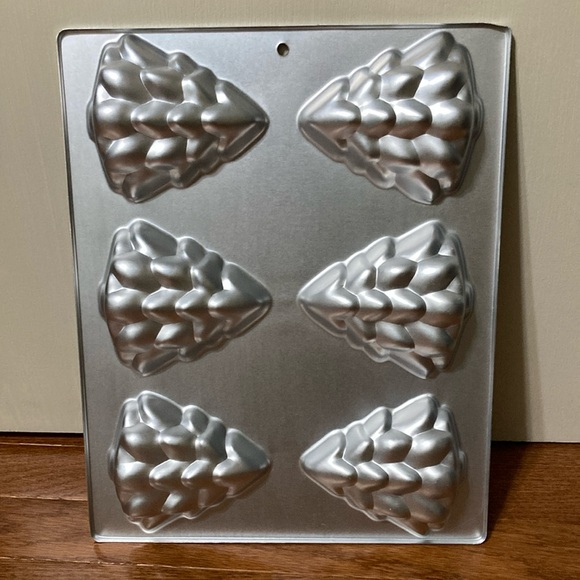 Wilton  1984 - MINI CHRISTMAS TREE BAKING PAN - Picture 4 of 13